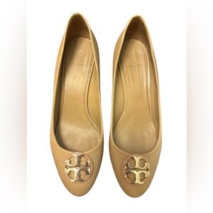 Tory Burch Tan Wedges Gold TT Emblem Size 9